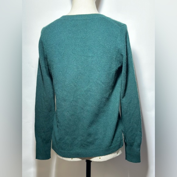 New J. Crew Cashmere Crewneck With embellished Flower Green!!! - Picture 4 of 4